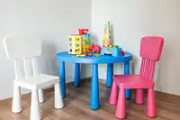 Κέντρο λογοθεραπείας, εργοθεραπείας και ψυχοθεραπείας - Αίθουσα λογοθεραπείας, τραπέζι με καρέκλες και παιχνίδια