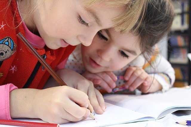 Γλωσσικές διαταραχές και επιπτώσεις στο σχολείο - Παιδιά μαθαίνουν να γράφουν