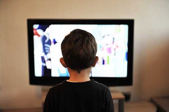 Παιδί & Τηλεόραση - αγόρι μπροστά σε ανοικτή οθόνη τηλεόρασης
