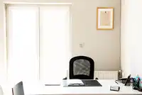 Κέντρο λογοθεραπείας, εργοθεραπείας, ψυχολογικής υποστήριξης - γραφείο στην αίθουσα συμβουλευτικής γονέων